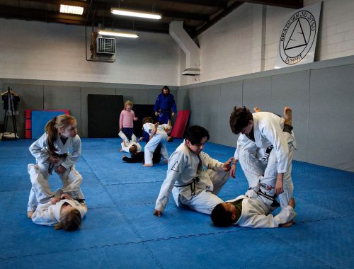 Kids training jiu jitsu